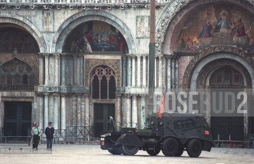 VENEZIA 9/05/1997 : ASSALTO DEL GIS AGLI AUTONOMISTI A VENEZIA IN PIAZZA S.MARCO ©Graziano Arici/Rosebud2  SERENISSIMI / AUTONOMIA / LEGA / CARRO ARMATO