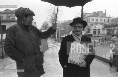 VENEZIA MESTRE 1980 LEX-SINDACO GIOBATTA GIANQUINTO VENDE IL GIORNALE LUNITA ©Graziano Arici/Rosebud2 PCI PARTITO COMUNISTA ITALIANO POLITICA