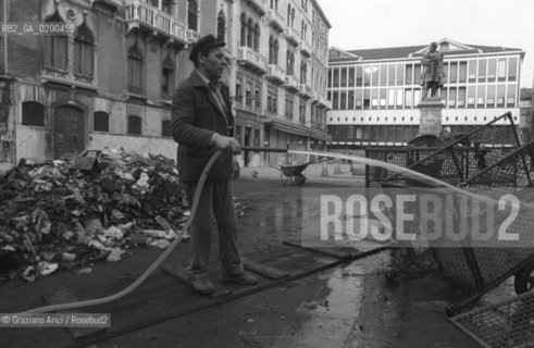 VENEZIA 1980 PULIZIA DI UN CAMPO DA PARTE DI UNO SPAZZINO ©Graziano Arici/Rosebud2 SPAZZATURA