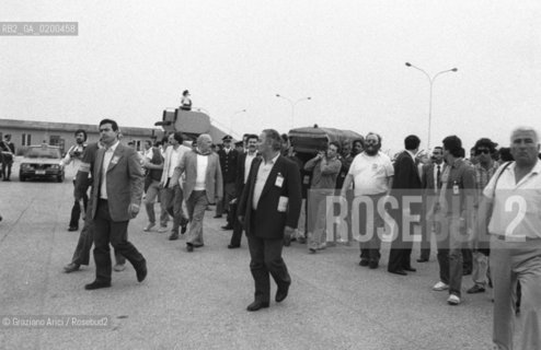 VENEZIA 1984 AEREPORTO DI VENEZIA: LA BARA CON IL CORPO DI ENRICO BERLINGUER SEGRETARIO DEL PCI PARTITO COMUNISTA ITALIANO VIENE IMBARCATA SU DI UN AEREO PER ESSERE PORTATA A ROMA PER I FUNERALI ©Graziano Arici/Rosebud2 POLITICA