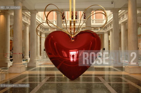 VENICE 27 APRILE 2006 -  MOSTRA A PALAZZO GRASSI  WHERE ARE WE GOING? - ÒHANGING HEARTÓ BY JEFF KOONS -  ©Graziano Arici/Rosebud2 ARTE