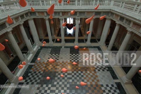 VENICE 22 APRILE 2006 -  MOSTRA A PALAZZO GRASSI  WHERE ARE WE GOING? -  THE PALACE YARD AND ÒVINTAGE VIOLENCEÓ BY URS FISCHER -  ©Graziano Arici/Rosebud2 ARTE