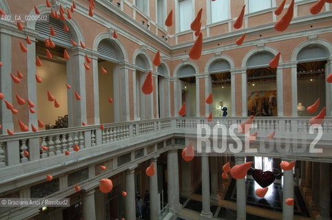 VENICE 22 APRILE 2006 -  MOSTRA A PALAZZO GRASSI  WHERE ARE WE GOING? -  THE PALACE YARD AND ÒVINTAGE VIOLENCEÓ BY URS FISCHER -  ©Graziano Arici/Rosebud2 ARTE