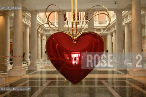 VENICE 27 APRILE 2006 -  MOSTRA A PALAZZO GRASSI  WHERE ARE WE GOING? - ÒHANGING HEARTÓ BY JEFF KOONS -  ©Graziano Arici/Rosebud2 ARTE