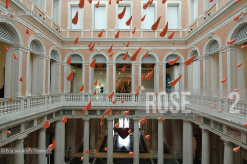 VENICE 22 APRILE 2006 -  MOSTRA A PALAZZO GRASSI  WHERE ARE WE GOING? -  THE PALACE YARD AND “VINTAGE VIOLENCE” BY URS FISCHER -  ©Graziano Arici/Rosebud2 ARTE