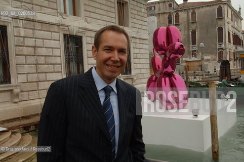 VENICE 27 APRILE 2006 -  MOSTRA A PALAZZO GRASSI  WHERE ARE WE GOING? - THE ARTIST  JEFF KOONS IN FRONT OF PALAZZO GRASSI AND HIS SCULPTURE BALLON DOG  -  ©Graziano Arici/Rosebud2 ARTE