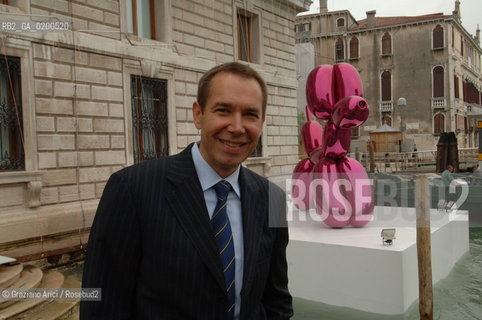 VENICE 27 APRILE 2006 -  MOSTRA A PALAZZO GRASSI  WHERE ARE WE GOING? - THE ARTIST  JEFF KOONS IN FRONT OF PALAZZO GRASSI AND HIS SCULPTURE BALLON DOG  -  ©Graziano Arici/Rosebud2 ARTE