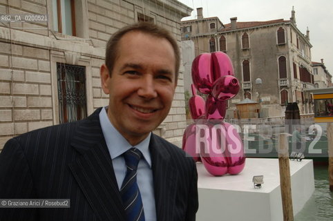 VENICE 27 APRILE 2006 -  MOSTRA A PALAZZO GRASSI  WHERE ARE WE GOING? - THE ARTIST  JEFF KOONS IN FRONT OF PALAZZO GRASSI AND HIS SCULPTURE BALLON DOG  -  ©Graziano Arici/Rosebud2 ARTE