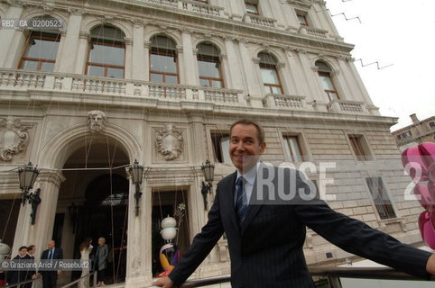 VENICE 27 APRILE 2006 -  MOSTRA A PALAZZO GRASSI  WHERE ARE WE GOING? - THE ARTIST  JEFF KOONS IN FRONT OF PALAZZO GRASSI   -  ©Graziano Arici/Rosebud2 ARTE