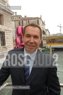 VENICE 27 APRILE 2006 -  MOSTRA A PALAZZO GRASSI  WHERE ARE WE GOING? - THE ARTIST  JEFF KOONS IN FRONT OF PALAZZO GRASSI AND HIS SCULPTURE BALLON DOG  -  ©Graziano Arici/Rosebud2 ARTE