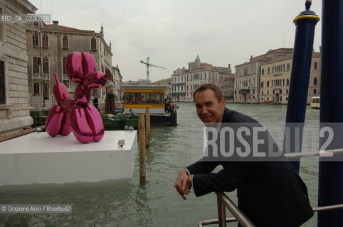 VENICE 27 APRILE 2006 -  MOSTRA A PALAZZO GRASSI  WHERE ARE WE GOING? - THE ARTIST  JEFF KOONS IN FRONT OF PALAZZO GRASSI AND HIS SCULPTURE BALLON DOG  -  ©Graziano Arici/Rosebud2 ARTE