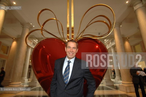 VENICE 27 APRILE 2006 -  MOSTRA A PALAZZO GRASSI  WHERE ARE WE GOING? - THE ARTIST  JEFF KOONS IN FRONT  HIS SCULPTURE ÒHANGING HEARTÓ -  ©Graziano Arici/Rosebud2 ARTE