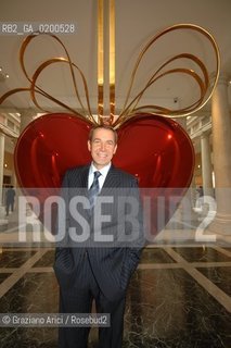 VENICE 27 APRILE 2006 -  MOSTRA A PALAZZO GRASSI  WHERE ARE WE GOING? - THE ARTIST  JEFF KOONS IN FRONT  HIS SCULPTURE ÒHANGING HEARTÓ -  ©Graziano Arici/Rosebud2 ARTE