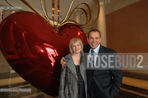 VENICE 27 APRILE 2006 -  MOSTRA A PALAZZO GRASSI  WHERE ARE WE GOING? - THE ARTIST  JEFF KOONS AND THE EXIBITION CURATOR ALLISON GINGERAS IN FRONT  HIS SCULPTURE ÒHANGING HEARTÓ -  ©Graziano Arici/Rosebud2 ARTE