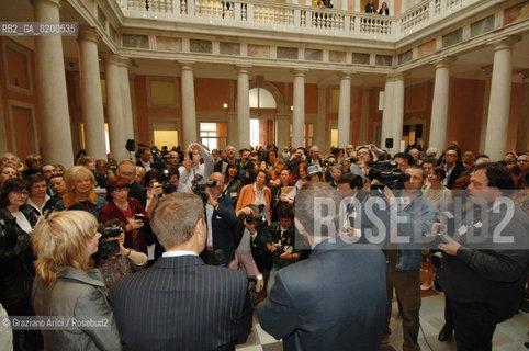 VENICE 27 APRILE 2006 -  MOSTRA A PALAZZO GRASSI  WHERE ARE WE GOING? - THE PALAZZO GRASSI ARTISTIC DIRECTOR JEAN-JACQUES AILLAGON, THE ARTIST JEFF KOONS AND THE EXPOSITION CURATOR ALLISON GINGERAS ©Graziano Arici/Rosebud2 ARTE