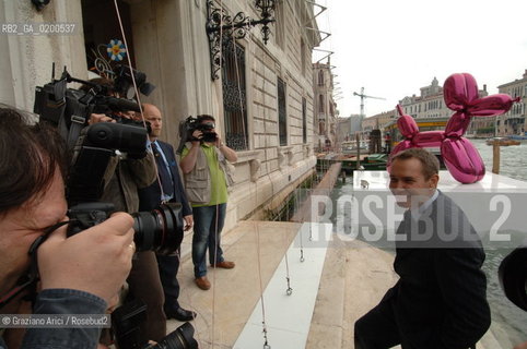 VENICE 27 APRILE 2006 -  MOSTRA A PALAZZO GRASSI  WHERE ARE WE GOING? - THE ARTIST  JEFF KOONS IN FRONT OF PALAZZO GRASSI AND HIS SCULPTURE BALLON DOG  -  ©Graziano Arici/Rosebud2 ARTE