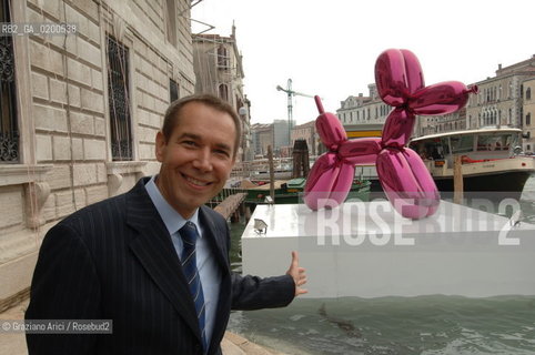 VENICE 27 APRILE 2006 -  MOSTRA A PALAZZO GRASSI  WHERE ARE WE GOING? - THE ARTIST  JEFF KOONS IN FRONT OF PALAZZO GRASSI AND HIS SCULPTURE BALLON DOG  -  ©Graziano Arici/Rosebud2 ARTE