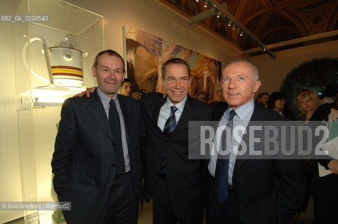 VENICE 27 APRILE 2006 -  MOSTRA A PALAZZO GRASSI  WHERE ARE WE GOING? - THE PALAZZO GRASSI ARTISTIC DIRECTOR JEAN-JACQUES AILLAGON, WITH THE ARTIST JEFF KOONS AND  MR.PINAULT ©Graziano Arici/Rosebud2 ARTE