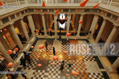 VENICE 22 APRILE 2006 -  MOSTRA A PALAZZO GRASSI  WHERE ARE WE GOING? -  THE PALACE YARD AND ÒVINTAGE VIOLENCEÓ BY URS FISCHER -  ©Graziano Arici/Rosebud2 ARTE