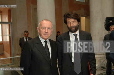 VENICE 29 APRILE 2006 -  MOSTRA A PALAZZO GRASSI  WHERE ARE WE GOING? -  MR PINAUL WITH THE MAYOR OF VENICE MASSIMO CACCIARI -  ©Graziano Arici/Rosebud2 ARTE