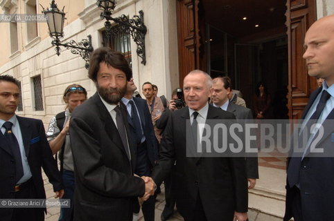 VENICE 29 APRILE 2006 -  MOSTRA A PALAZZO GRASSI  WHERE ARE WE GOING? -  MR FRANCOIS PINAULT WITH THE MAYOR OF VENICE MASSIMO CACCIARI   -  ©Graziano Arici/Rosebud2 ARTE