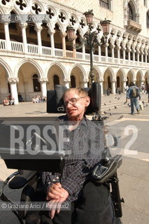 VENICE (ITALY) 10/05/06 - THE PHYSICIST AND MATHEMATICIAN STEPHEN HAWKING, PROFESSOR IN CAMBRIDGE UNIVERSITY, VISITING VENICE : IN ST.MARKS SQUARE ©Graziano Arici/Rosebud2 SCIENZA FISICA HANDICAP SAN MARCO