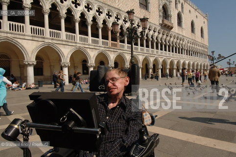 VENICE (ITALY) 10/05/06 - THE PHYSICIST AND MATHEMATICIAN STEPHEN HAWKING, PROFESSOR IN CAMBRIDGE UNIVERSITY, VISITING VENICE : IN ST.MARKS SQUARE ©Graziano Arici/Rosebud2 SCIENZA FISICA HANDICAP SAN MARCO
