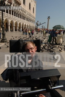 VENICE (ITALY) 10/05/06 - THE PHYSICIST AND MATHEMATICIAN STEPHEN HAWKING, PROFESSOR IN CAMBRIDGE UNIVERSITY, VISITING VENICE : IN ST.MARKS SQUARE ©Graziano Arici/Rosebud2 SCIENZA FISICA HANDICAP SAN MARCO