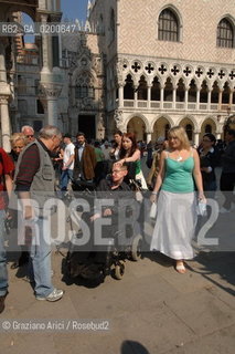 VENICE (ITALY) 10/05/06 - THE PHYSICIST AND MATHEMATICIAN STEPHEN HAWKING, PROFESSOR IN CAMBRIDGE UNIVERSITY, VISITING VENICE : IN ST.MARKS SQUARE ©Graziano Arici/Rosebud2 SCIENZA FISICA HANDICAP SAN MARCO