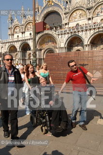 VENICE (ITALY) 10/05/06 - THE PHYSICIST AND MATHEMATICIAN STEPHEN HAWKING, PROFESSOR IN CAMBRIDGE UNIVERSITY, VISITING VENICE : IN ST.MARKS SQUARE ©Graziano Arici/Rosebud2 SCIENZA FISICA HANDICAP SAN MARCO