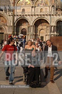 VENICE (ITALY) 10/05/06 - THE PHYSICIST AND MATHEMATICIAN STEPHEN HAWKING, PROFESSOR IN CAMBRIDGE UNIVERSITY, VISITING VENICE : IN THE ST.MARKS SQUARE  ©Graziano Arici/Rosebud2 SCIENZA FISICA HANDICAP SAN MARCO