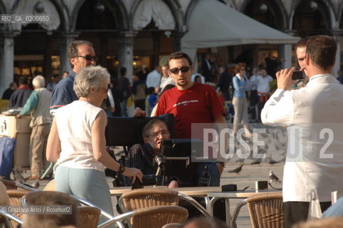 VENICE (ITALY) 10/05/06 - THE PHYSICIST AND MATHEMATICIAN STEPHEN HAWKING, PROFESSOR IN CAMBRIDGE UNIVERSITY, VISITING VENICE : AT FLORIAN CAFE IN THE ST.MARKS SQUARE  ©Graziano Arici/Rosebud2 SCIENZA FISICA HANDICAP SAN MARCO