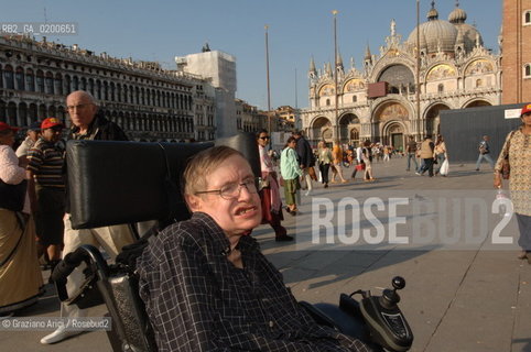VENICE (ITALY) 10/05/06 - THE PHYSICIST AND MATHEMATICIAN STEPHEN HAWKING, PROFESSOR IN CAMBRIDGE UNIVERSITY, VISITING VENICE : AT FLORIAN CAFE IN THE ST.MARKS SQUARE  ©Graziano Arici/Rosebud2 SCIENZA FISICA HANDICAP SAN MARCO