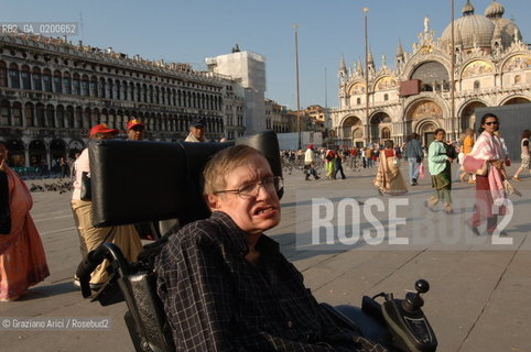 VENICE (ITALY) 10/05/06 - THE PHYSICIST AND MATHEMATICIAN STEPHEN HAWKING, PROFESSOR IN CAMBRIDGE UNIVERSITY, VISITING VENICE : AT FLORIAN CAFE IN THE ST.MARKS SQUARE  ©Graziano Arici/Rosebud2 SCIENZA FISICA HANDICAP SAN MARCO