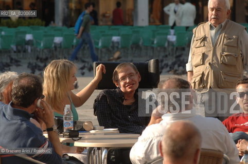 VENICE (ITALY) 10/05/06 - THE PHYSICIST AND MATHEMATICIAN STEPHEN HAWKING, PROFESSOR IN CAMBRIDGE UNIVERSITY, VISITING VENICE : AT FLORIAN CAFE IN THE ST.MARKS SQUARE  ©Graziano Arici/Rosebud2 SCIENZA FISICA HANDICAP SAN MARCO