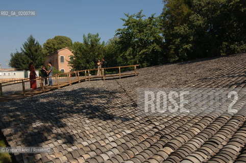 VENICE 7/09/06 - 10TH INTERNATIONAL ARCHITECTURE EXHIBITION - 10 BIENNALE ARCHITETTURA : GIARDINO ALLE VERGINI DELLARSENALE : CHINESE PAVILLON - WANG SHU ©Graziano Arici/Rosebud2