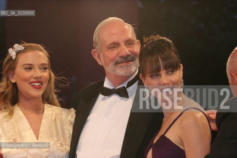 30_08_06 - 63 VENICE FILM FESTIVAL - RED CARPET FILM THE BLACK DAHLIA - LEFT TO RIGHT: THE ACTOR SCARLETT JOHANSSON, THE DIRECTOR BRIAN DE PALMA AND THE ACTRESS MIA KIRSHNER @ Graziano Arici/Rosebud2