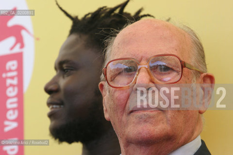 31_08_06 - 63 VENICE FILM FESTIVAL - FILM LETTERE DAL SAHARA - THE DIRECTOR VITTORIO DE SETA WITH THE ACTOR DJIBRIL KEBE.@ Graziano Arici/Rosebud2