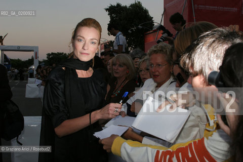31_08_06 - 63 VENICE FILM FESTIVAL - THE ACTRESS STEFANIA ROCCA WITH HER FANS @ Graziano Arici/Rosebud2