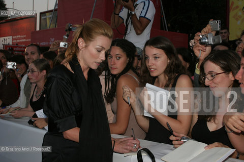 31_08_06 - 63 VENICE FILM FESTIVAL - THE ACTRESS STEFANIA ROCCA WITH HER FANS @ Graziano Arici/Rosebud2