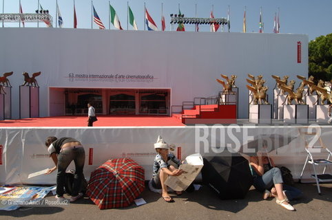 05_9_06 - 63 VENICE FILM FESTIVAL - PARTY OF THE FILM CHILDREN OF MEN - FANS WAITING  @ Graziano Arici/Rosebud2