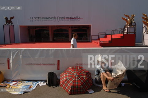 05_9_06 - 63 VENICE FILM FESTIVAL - PARTY OF THE FILM CHILDREN OF MEN - FANS WAITING  @ Graziano Arici/Rosebud2