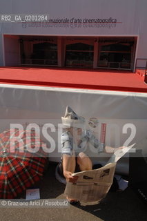 05_9_06 - 63 VENICE FILM FESTIVAL - PARTY OF THE FILM CHILDREN OF MEN - FANS WAITING  @ Graziano Arici/Rosebud2