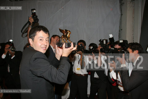 09_9_06 - 63 VENICE FILM FESTIVAL - GOLDEN LION FOR THE BEST FILM TO THE DIRECTOR JIA ZHANG-KE - FILM STILL LIFE ©Graziano Arici/Rosebud2