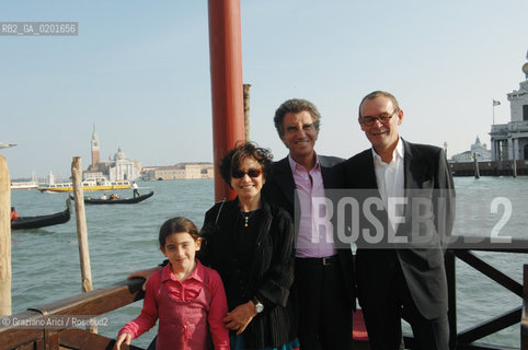 VENEZIA 14 OTTOBRE 2006 - LEX-MINISTRO DELLA CULTURA FRANCESE JACK LANG CON LA MOGLIE E LA FIGLIA E JEAN-JACQUES AILLAGON, DIRETTORE DI PALAZZO GRASSI ©Graziano Arici/Rosebud2 POLITICA ARTE