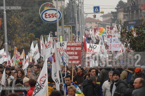 VICENZA 2 DICEMBRE 2006 - MANIFESTAZIONE PER LA PACE E CONTRO LA NUOVA BASE AMERICANA NELLAEREOPORTO DAL MOLIN ©Graziano Arici/Rosebud2