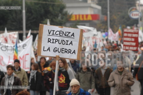 VICENZA 2 DICEMBRE 2006 - MANIFESTAZIONE PER LA PACE E CONTRO LA NUOVA BASE AMERICANA NELLAEREOPORTO DAL MOLIN ©Graziano Arici/Rosebud2