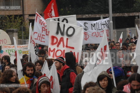 VICENZA 2 DICEMBRE 2006 - MANIFESTAZIONE PER LA PACE E CONTRO LA NUOVA BASE AMERICANA NELLAEREOPORTO DAL MOLIN ©Graziano Arici/Rosebud2