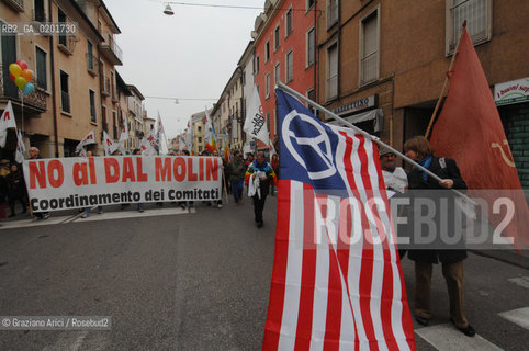 VICENZA 2 DICEMBRE 2006 - MANIFESTAZIONE PER LA PACE E CONTRO LA NUOVA BASE AMERICANA NELLAEREOPORTO DAL MOLIN ©Graziano Arici/Rosebud2