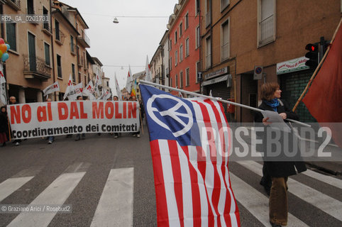 VICENZA 2 DICEMBRE 2006 - MANIFESTAZIONE PER LA PACE E CONTRO LA NUOVA BASE AMERICANA NELLAEREOPORTO DAL MOLIN ©Graziano Arici/Rosebud2